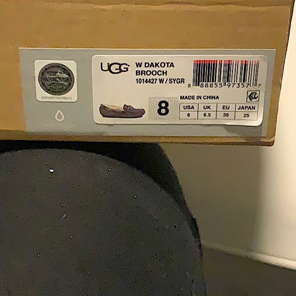 UGG Slippers - Picture 7 of 7